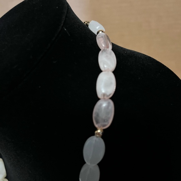 Elegant Beaded Necklace in White and Gold - Picture 3 of 4